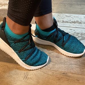 Women Adidas shoe size 8 1/2